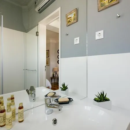 Bordalo Pinheiro Apartment-top Floor & Elevator Apartman *
