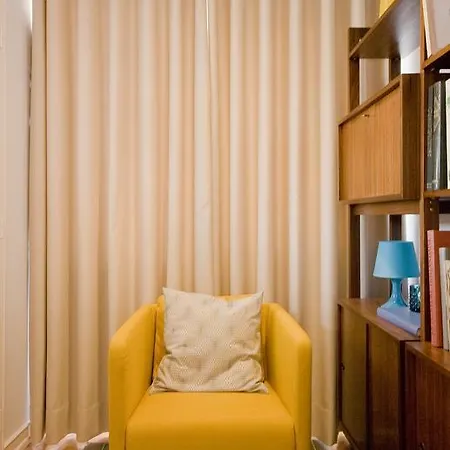 Bordalo Pinheiro Apartment-top Floor & Elevator Apartman