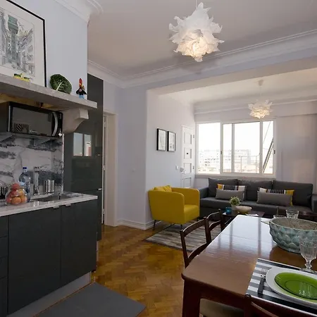 Bordalo Pinheiro Apartment-top Floor & Elevator Apartman *