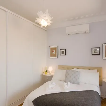 Bordalo Pinheiro Apartment-top Floor & Elevator Apartman *